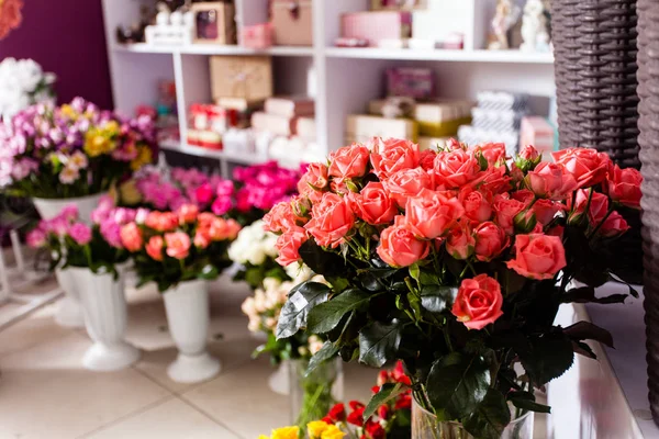 Bouquets roses at a florists shop — Stock Photo, Image