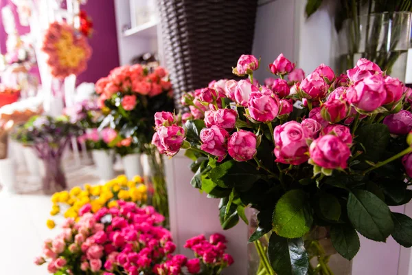 Bouquets roses at a florists shop — Stock Photo, Image