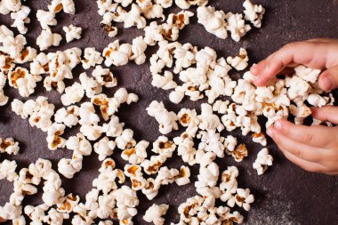 Çocuk el patlamış mısır tutar