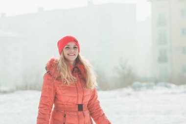 Kırmızı parka kız