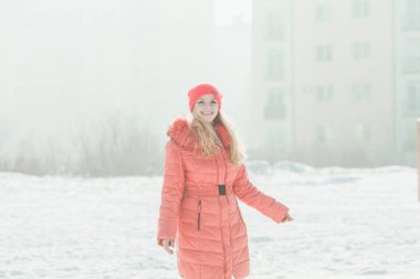 Kırmızı parka kız