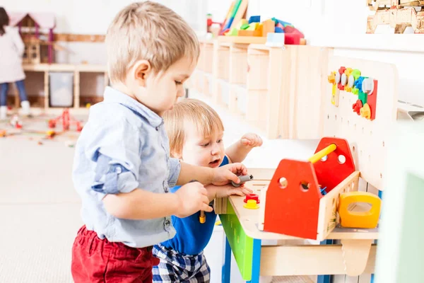 Мальчики играют с деревянными игрушками — стоковое фото