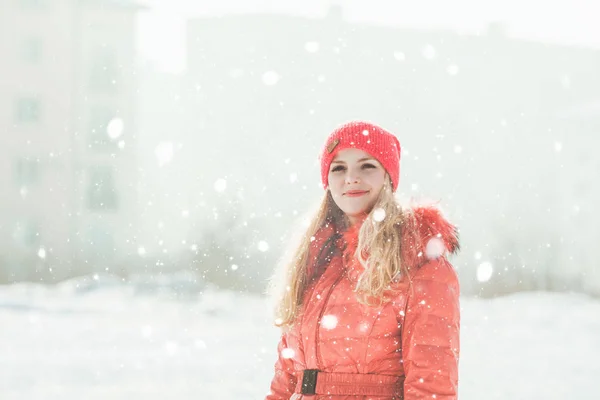 Flicka i röd parkas — Stockfoto