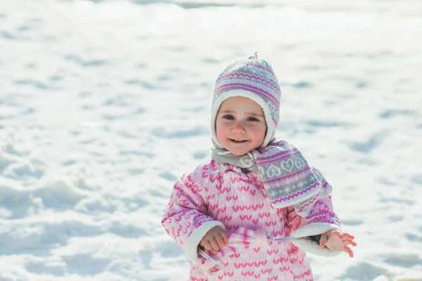 Dívka se těší na sněhu — Stock fotografie