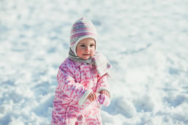 Girl enjoys the snow — Stock Photo, Image