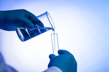 bilim adamı dökülen sıvı