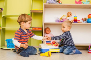 Küçük kasiyer ve alıcı