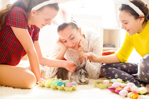 Freundinnen spielen mit Kaninchen — Stockfoto