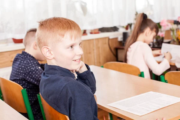 Niños que toman un examen — Foto de Stock