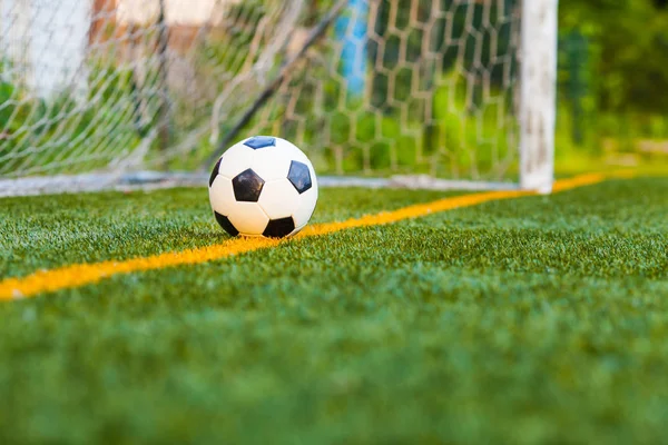 Pelota de fútbol sobre césped artificial — Foto de Stock