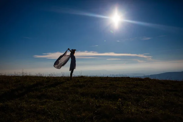 Unidade da menina com a natureza — Fotografia de Stock