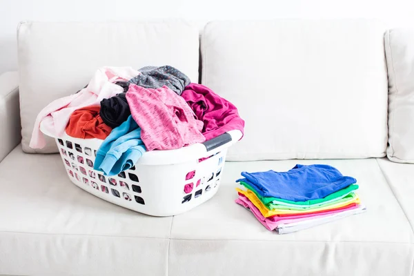 Kleurrijke schone kleren — Stockfoto