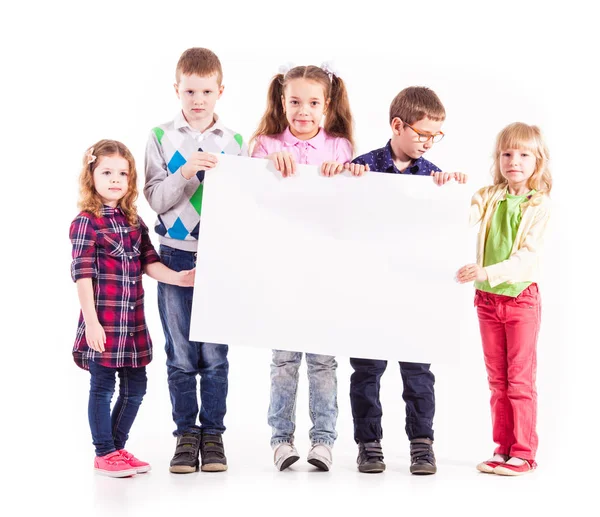 Les enfants tiennent un blanc blanc blanc — Photo