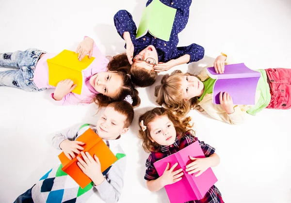 De schattige kinderen met boeken — Stockfoto