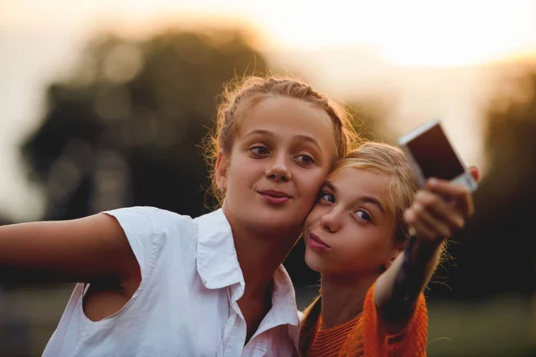Los amigos hacen selfie — Foto de Stock