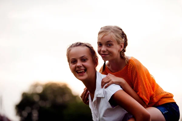 Dos chicas adolescentes — Foto de Stock