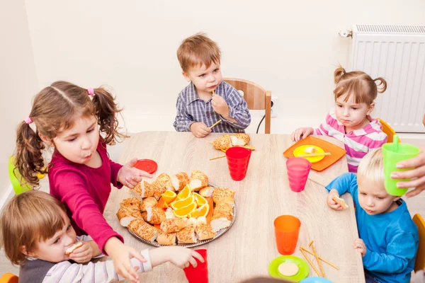 在幼儿园的午餐 — 图库照片