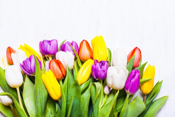 Tulipani a colori sulla tavola — Foto Stock