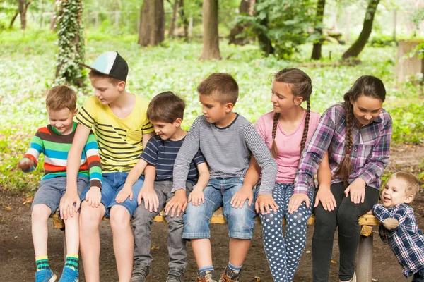 Niños en el banco — Foto de Stock