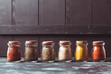 Çeşitli öğütülmüş baharat