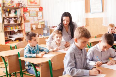 Öğretmen ders başlıyor