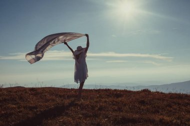 Doğa ile kızın birlik