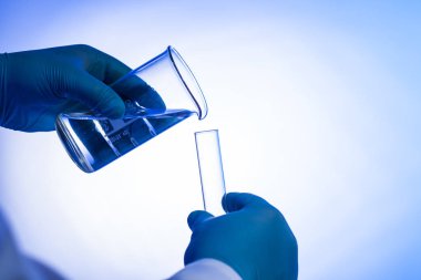 bilim adamı dökülen sıvı