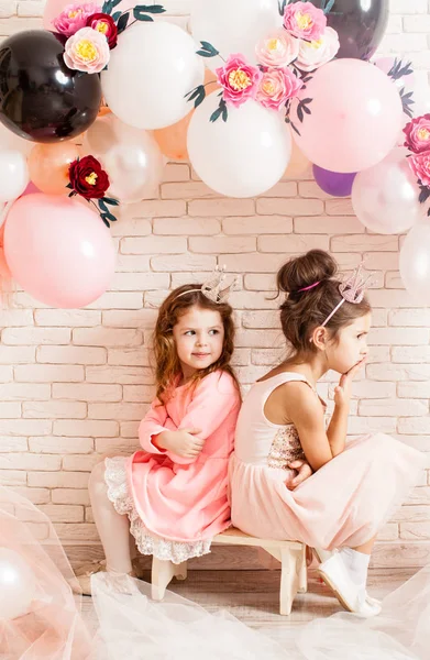 Die süßen kleinen Prinzessinnen — Stockfoto