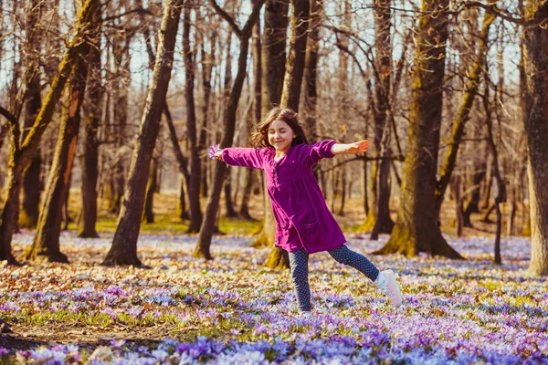 Chica inspirada en la naturaleza — Foto de Stock