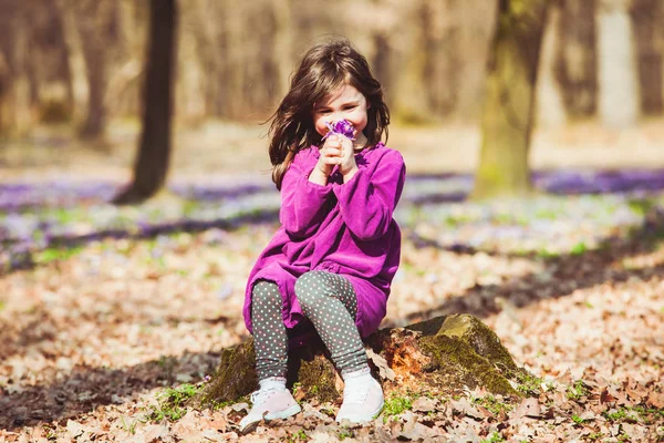 Flicka inspirerad av naturen — Stockfoto