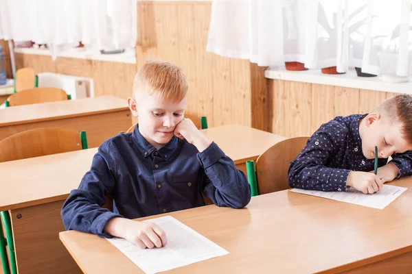 Niños que toman un examen — Foto de Stock