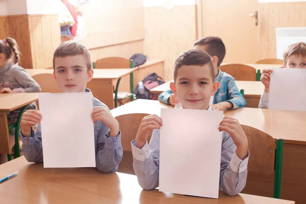 Enfants passant un examen — Photo