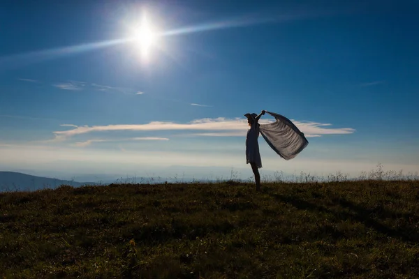 Unidade da menina com a natureza — Fotografia de Stock