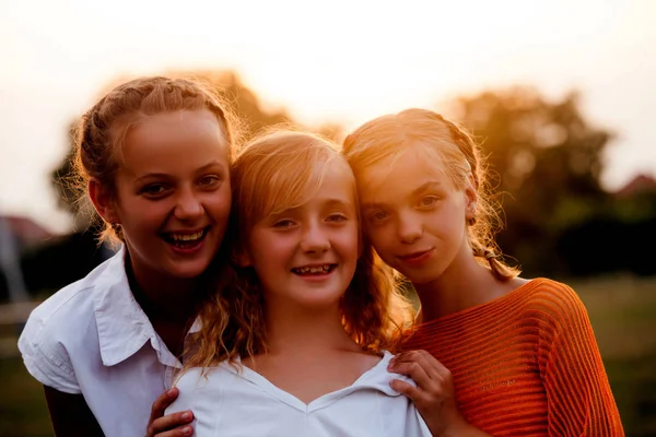 Two teenage girls — Stock Photo, Image