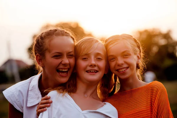 Zwei Teenager-Mädchen — Stockfoto