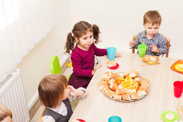 Lunch in de kleuterschool — Stockfoto