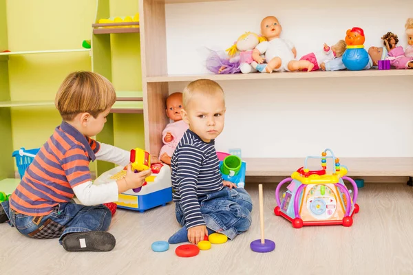 Pequeño cajero y comprador — Foto de Stock