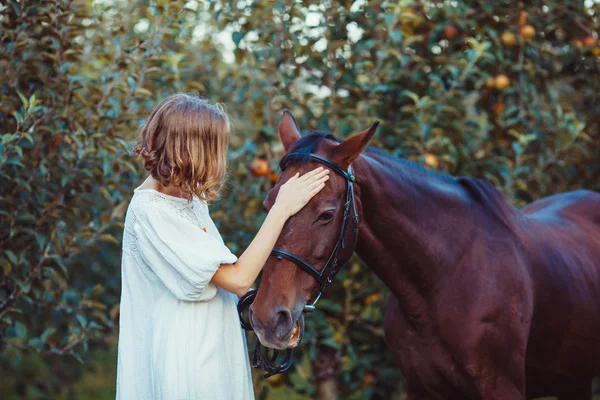 Woman and horse — Stock Photo, Image