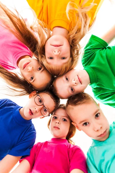 Gezichten van de kinderen in een ronde — Stockfoto