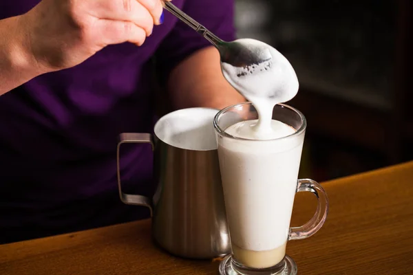 Barista está preparando café con leche — Foto de Stock