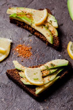 Vegan avokado sandviç