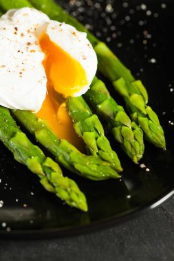 Yeşil haşlanmış kuşkonmaz