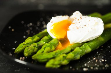 Yeşil haşlanmış kuşkonmaz