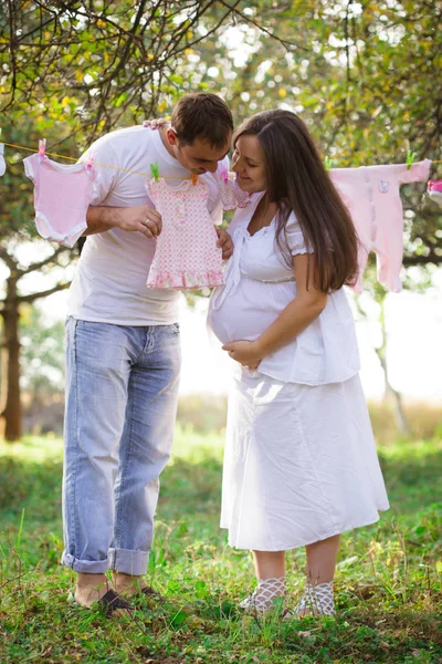 Pregnant couple outdoor — Stock Photo, Image