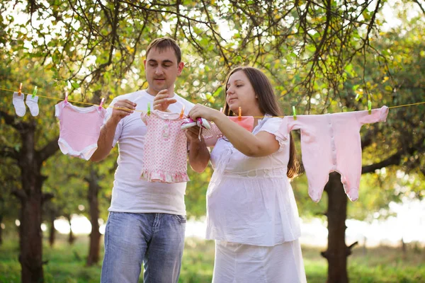Casal grávida ao ar livre — Fotografia de Stock