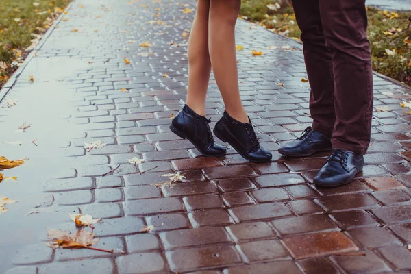 Legs of the kissing couple — Stock Photo, Image