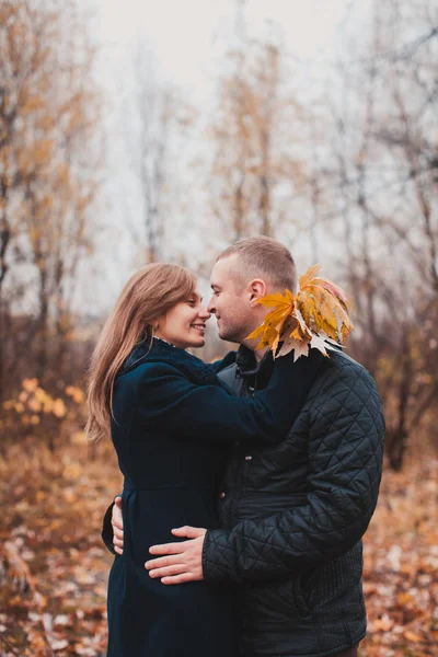 Coppia felice nel parco autunnale — Foto Stock