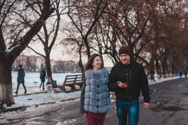 Romantisch koppel wandelen — Stockfoto