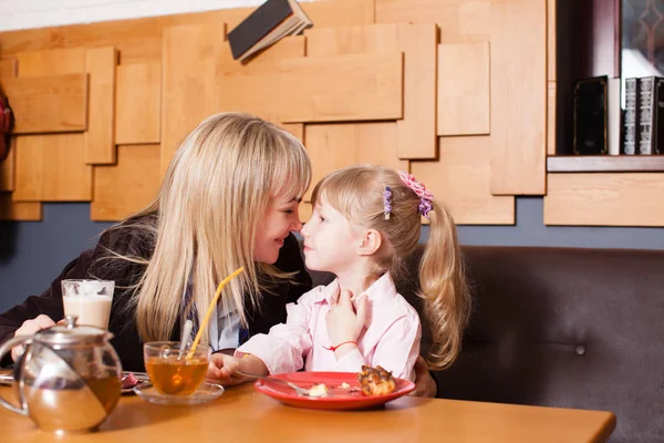 Mamma och dotter njuter av livet i caféet — Stockfoto