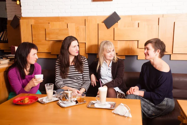 Неформальная встреча с друзьями в кафе — стоковое фото